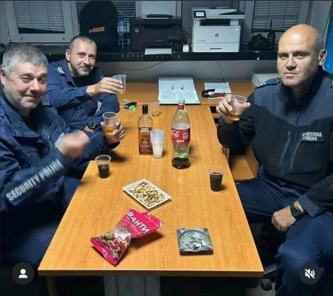 полицаи пият уиски на работа