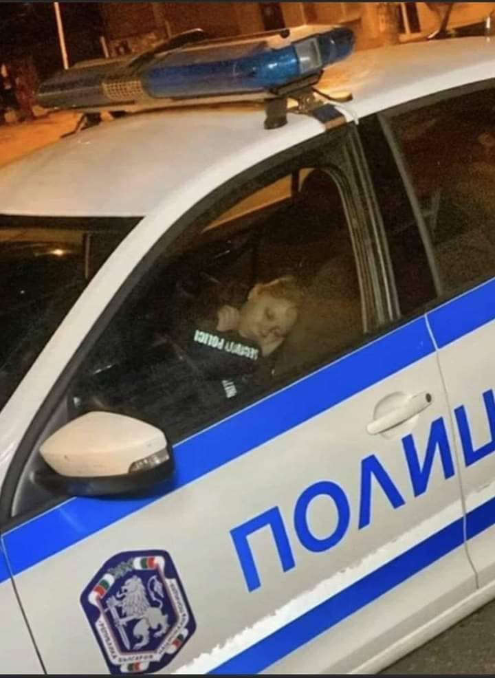 полицайка спи в патрулка
